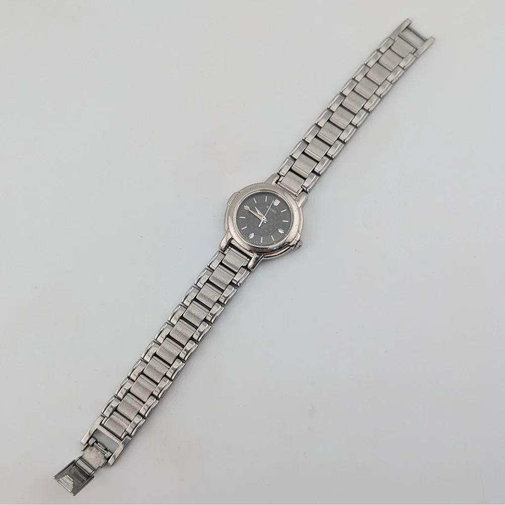 Vintage 1990s Seiko V701-2F50 Slim Gray Textured Dial SS 25mm Watch Runs 6.25